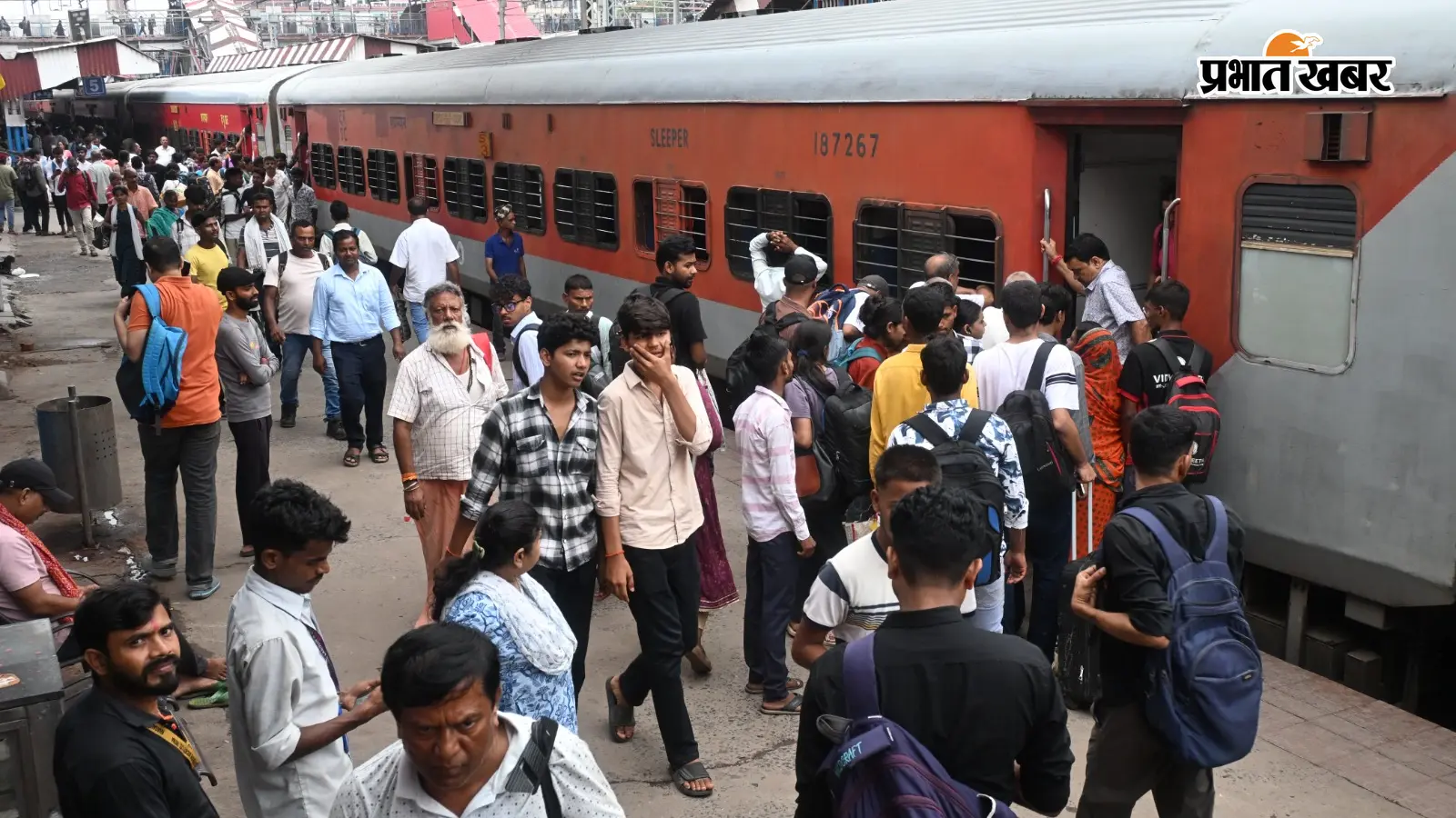 लखीसराय में रेलवे ट्रैक डूबने से पटना आने वाली कई ट्रेनें घंटों लेट, यात्रियों की बढ़ी परेशानी
