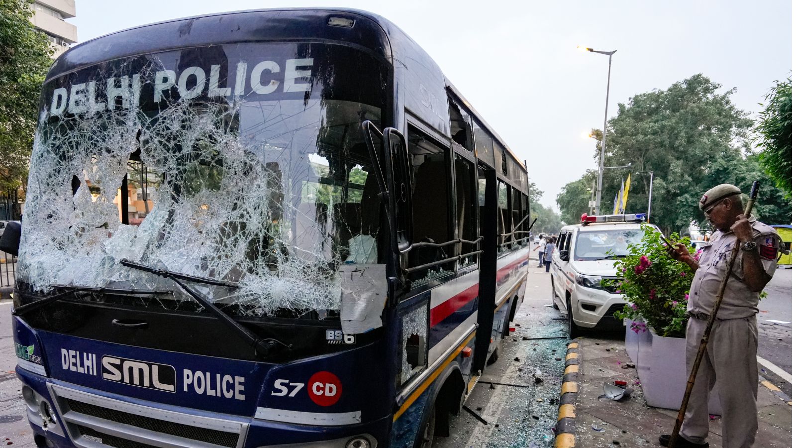 प्रदर्शनकारियों ने पुलिस वाहन को आग के हवाले किया, फोटो पीटीआई