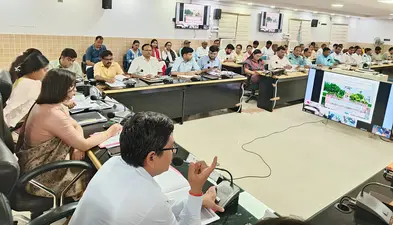 बक्सर में समीक्षा बैठक: सहयोग शिविर, साइबर मंगलवार और आपदा प्रबंधन पर DM का निर्देश, भूमि विवादों का प्राथमिकता से करें निपटारा