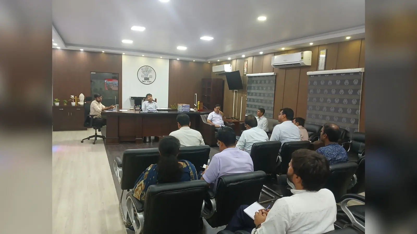 सड़क पर पानी छिड़काव और कचरा जलाने पर रोक, रोहतास डीएम ने वायु प्रदूषण रोकने के लिए दिए सख्त निर्देश