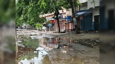 हल्की बारिश में कीचड़ में तब्दील हुआ सालमारी बाजार: सड़कों पर भरा दो फीट पानी, जनप्रतिनिधियों के प्रति गहराया आक्रोश