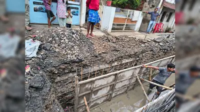 आरा के एसबी कॉलेज के पास सड़क के बीच में बन रहा नाला, प्रशासन पर पक्षपातपूर्ण रवैया अपनाने का आऱोप