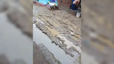 जमुई के गिद्धौर के पतसंडा में जर्जर पीसीसी सड़क पर जलजमाव, आठ साल से ग्रामीण झेल रहे परेशानी