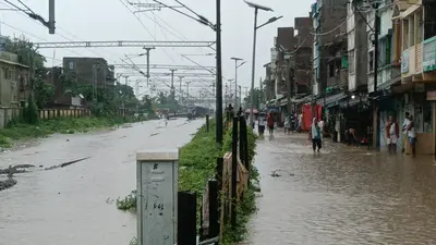 लखीसराय के कजरा बाजार में रेलवे पुल की सफाई नहीं होने से कजरा बाजार और रेलवे ट्रैक डूबा, व्यापारियों को भारी नुकसान