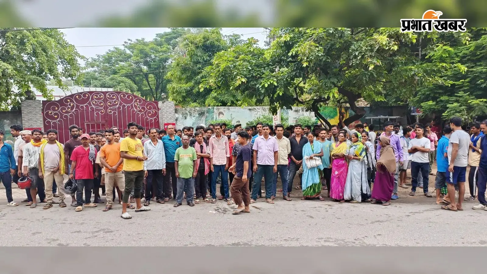 तीन महीने से वेतन नहीं मिलने पर हड़ताल पर गए नगर निगम के 360 कर्मी, नगर आयुक्त आवास के बाहर किया प्रदर्शन