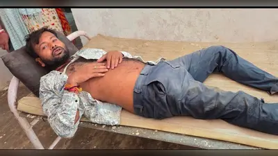 जमुई में NH-333 पर कार और बाइक की जोरदार टक्कर, पति-पत्नी घायल, पेड़ से टकराई कार