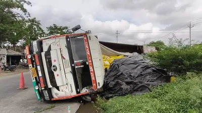 कटरा मोड़ पर चना लदा ट्रक पलटा, चालक व बाइक सवार घायल