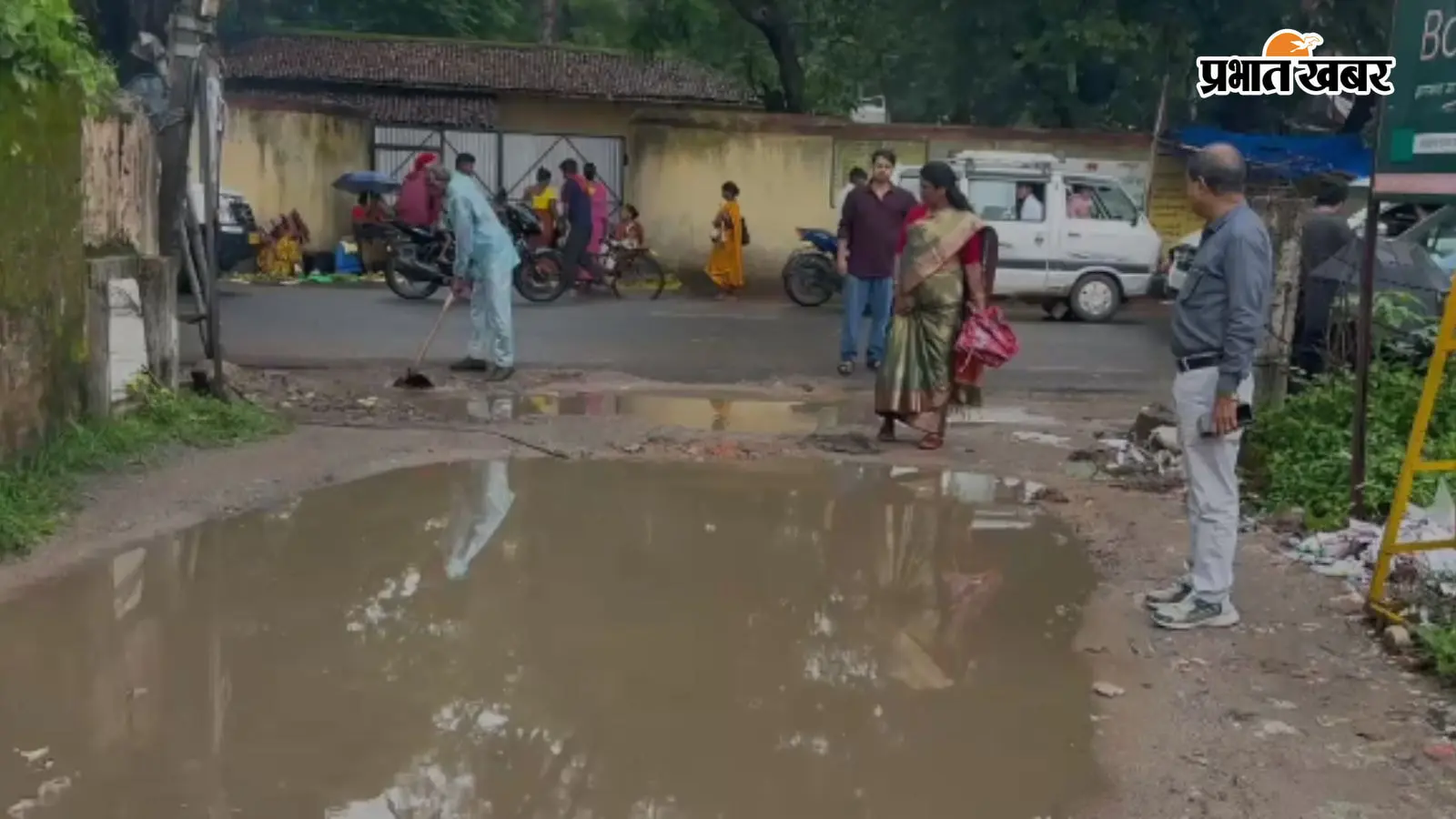 गुमला में 'थूक से सत्तू सान रहा नगर परिषद', रात के अंधेरे में बनी सड़कें सुबह फिर बनीं तालाब