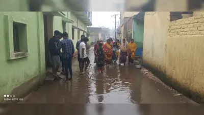 स्कूली बच्चों व महिलाओं के लिए परेशानी का सबब बना सिंगड़ा में सड़क पर जल-जमाव