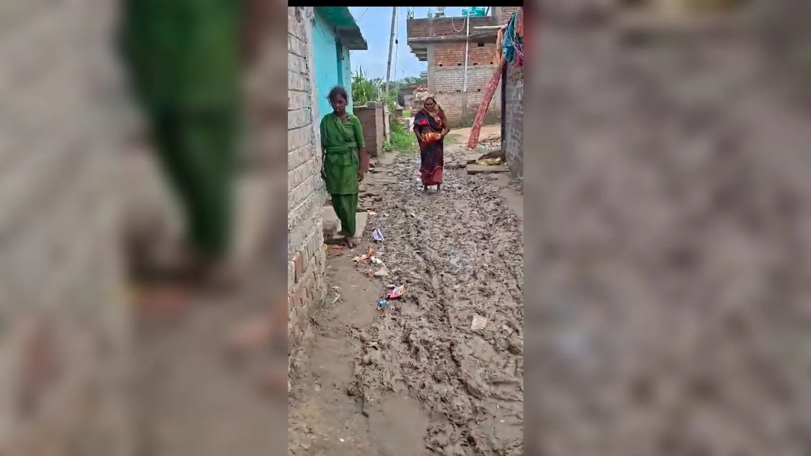 एक ही गांव की दो तस्वीरें : कहीं पक्की सड़क व बिजली, तो कहीं कीचड़ से सनी सड़क और बदहाल गलियां