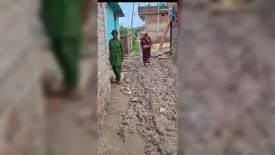 एक ही गांव की दो तस्वीरें : कहीं पक्की सड़क व बिजली, तो कहीं कीचड़ से सनी सड़क और बदहाल गलियां