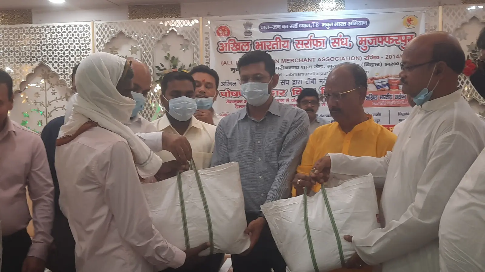 'टीबी मुक्त भारत अभियान' के तहत सर्राफा संघ की अनूठी पहल, 200 मरीजों को बांटी गई पोषण किट