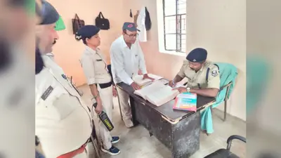 सारण व्यवहार न्यायालय की सुरक्षा व्यवस्था का डीएसपी ने किया निरीक्षण, पुलिसकर्मियों को दिए सख्त निर्देश