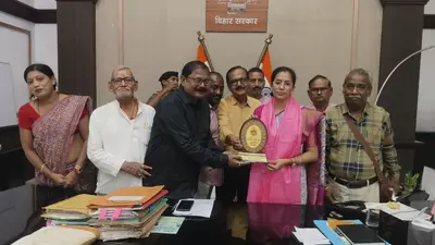 विसर्जन मार्ग से बिजली पोल हटाने की मांग, भागलपुर दुर्गा पूजा महासमिति का शिष्टमंडल DM से मिला