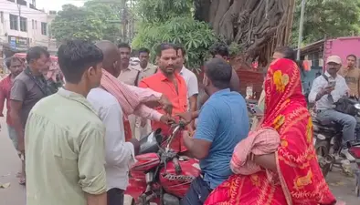 भागलपुर के कचहरी चौक पर विवाहिता और कथित प्रेमी को देख हंगामा, सड़क पर हाई वोल्टेज ड्रामा, पुलिस ने कराया शांत