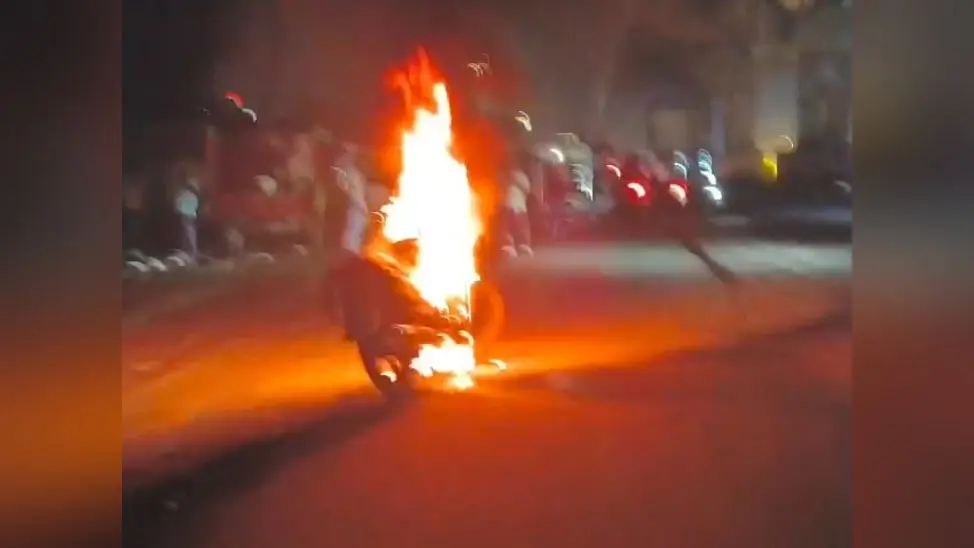 बेगूसराय: चलती बाइक में अचानक लगी भीषण आग, जिंदा जलने से बचे दंपती और बच्चे
