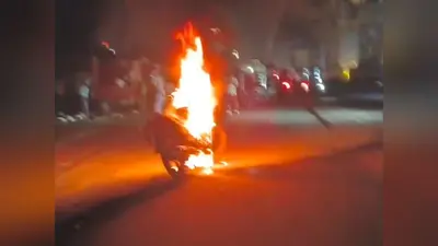 बेगूसराय: चलती बाइक में अचानक लगी भीषण आग, जिंदा जलने से बचे दंपती और बच्चे