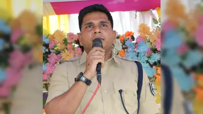 लहुरिया पहुंचे डीएम-एसपी, ग्रामीणों से सीधे सुनीं शिकायतें, अधिकारियों को दिए सख्त निर्देश