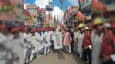 दिल्ली लाठीचार्ज के विरोध में सपा कार्यकर्ताओं ने मुंगेर में किया प्रदर्शन, फूंका पुतला