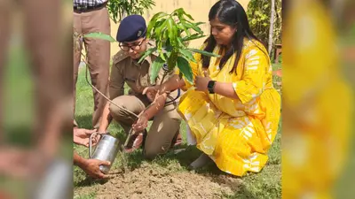 शिवहर में साइबर जागरूकता दिवस पर छात्राओं को डिजिटल सुरक्षा का पाठ, डीएम ने दिया सुरक्षित इंटरनेट का संदेश