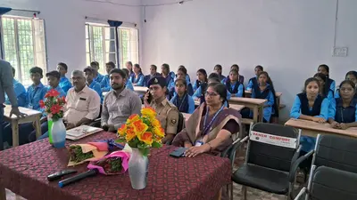 बक्सर: केसठ के दो स्कूलों में 'साइबर मंगलवार', छात्रों को ऑनलाइन ठगी और डिजिटल सुरक्षा का पढ़ाया गया पाठ