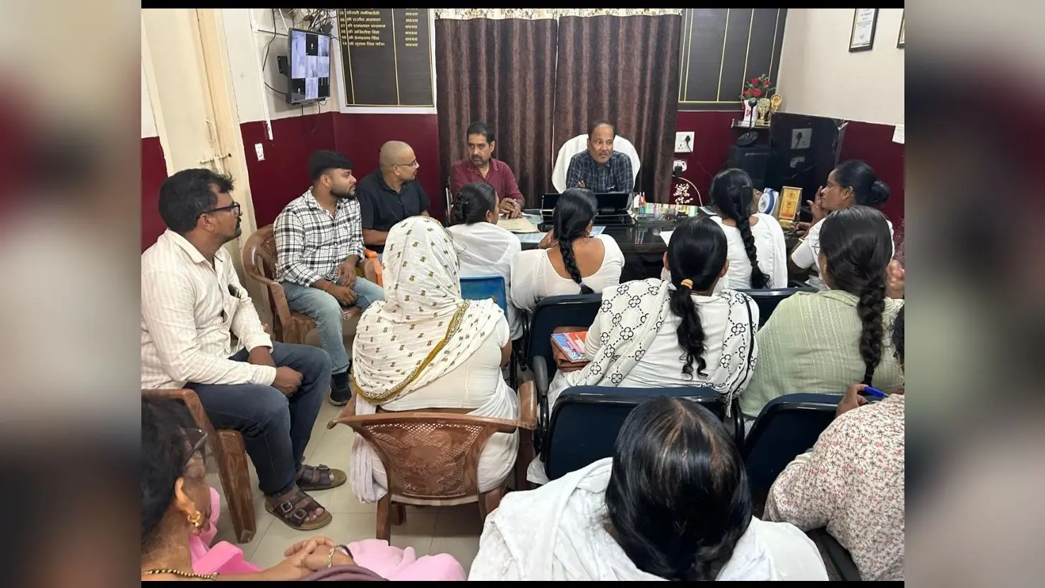कैमूर: भगवानपुर सीएचसी में स्वास्थ्य सेवाओं की समीक्षा, कमजोर प्रदर्शन पर एएनएम को चेतावनी