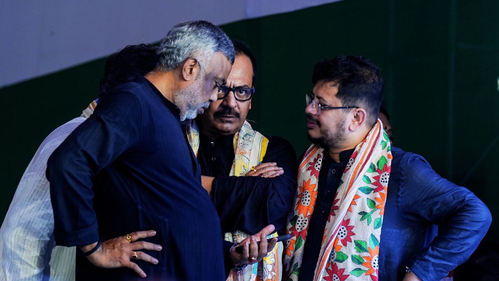 शहीद दिवस रैली के मंच पर टीएमसी के बागी गुट के नेता रीतब्रत बनर्जी व अन्य.