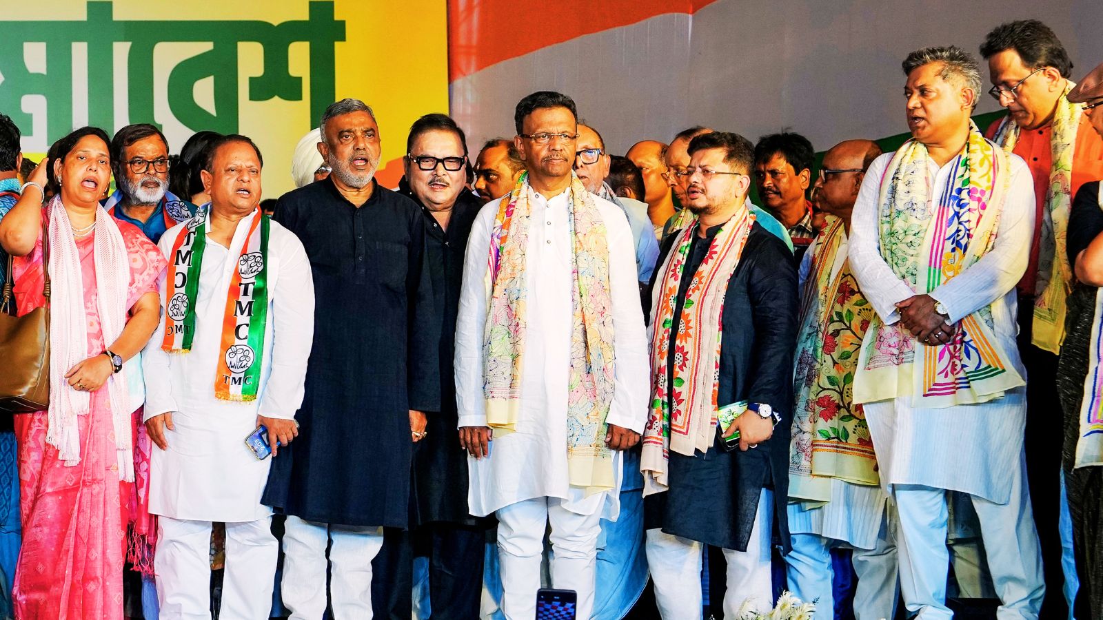 शहीद दिवस पर आयोजित कार्यक्रम के मंच पर तृणमूल कांग्रेस के बागी गुट के नेता.