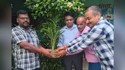 विद्यालय में एक वर्ष पूरा होने पर प्रधान शिक्षक ने किया पौधारोपण, मॉडल स्कूल बनाने का लिया संकल्प