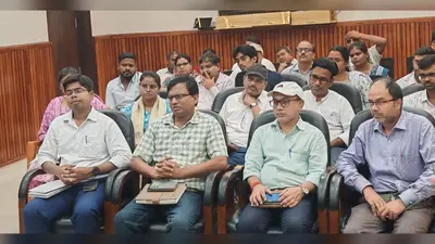 डीएम का बड़ा फैसला, हाजिरी नहीं तो वेतन नहीं... नशीली दवाओं की बिक्री पर भी सख्त कार्रवाई के निर्देश