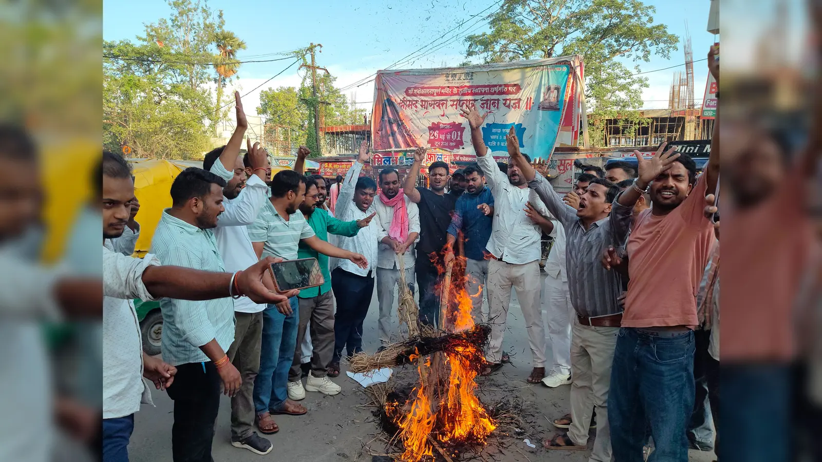 आरा: जंतर-मंतर लाठीचार्ज के विरोध में आरा स्टेशन पर प्रदर्शन, केंद्र सरकार के खिलाफ नारेबाजी की