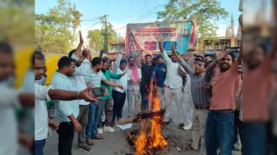 आरा: जंतर-मंतर लाठीचार्ज के विरोध में आरा स्टेशन पर प्रदर्शन, केंद्र सरकार के खिलाफ नारेबाजी की
