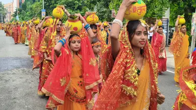 बेगूसराय: 10 देवी-देवताओं की प्राण प्रतिष्ठा महोत्सव पर निकली भव्य कलश शोभायात्रा, जयकारों से गूंजा शहर