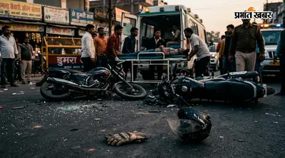 डुमरा चौक पर भीषण सड़क हादसा, आमने-सामने की टक्कर में दो युवक अस्पताल पहुंचाए गए