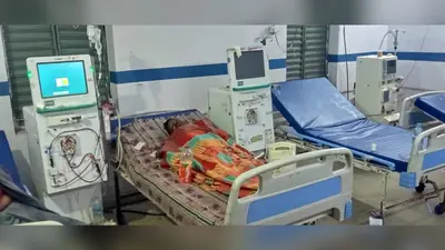 गढ़वा सदर अस्पताल में दो डायलिसिस मशीनें खराब, कतार में लगे मरीज