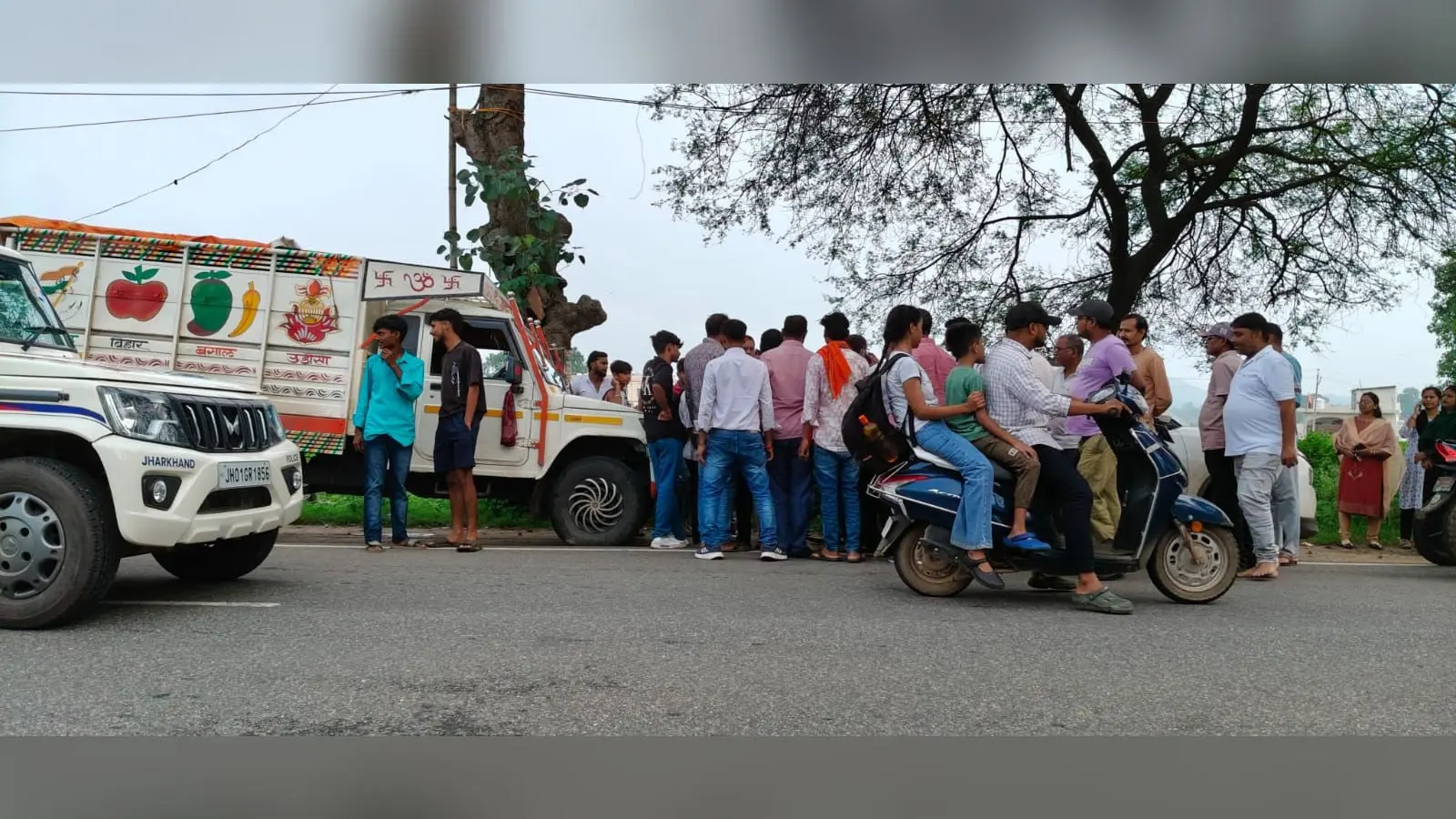 बाइक सवार दो युवकों को पिकअप ने मारी टक्कर, दोनों के पैर में गंभीर चोट