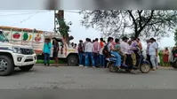 बाइक सवार दो युवकों को पिकअप ने मारी टक्कर, दोनों के पैर में गंभीर चोट