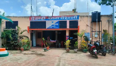 वैशाली: देसरी में पुलिस को देख शराब छोड़कर फरार हुआ कारोबारी, 56 लीटर देशी शराब बरामद