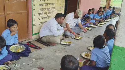 जहानाबाद के एसडीएम ने बच्चों संग जमीन पर बैठकर किया मध्याह्न भोजन, सादगी देख ग्रामीणों ने की सराहना