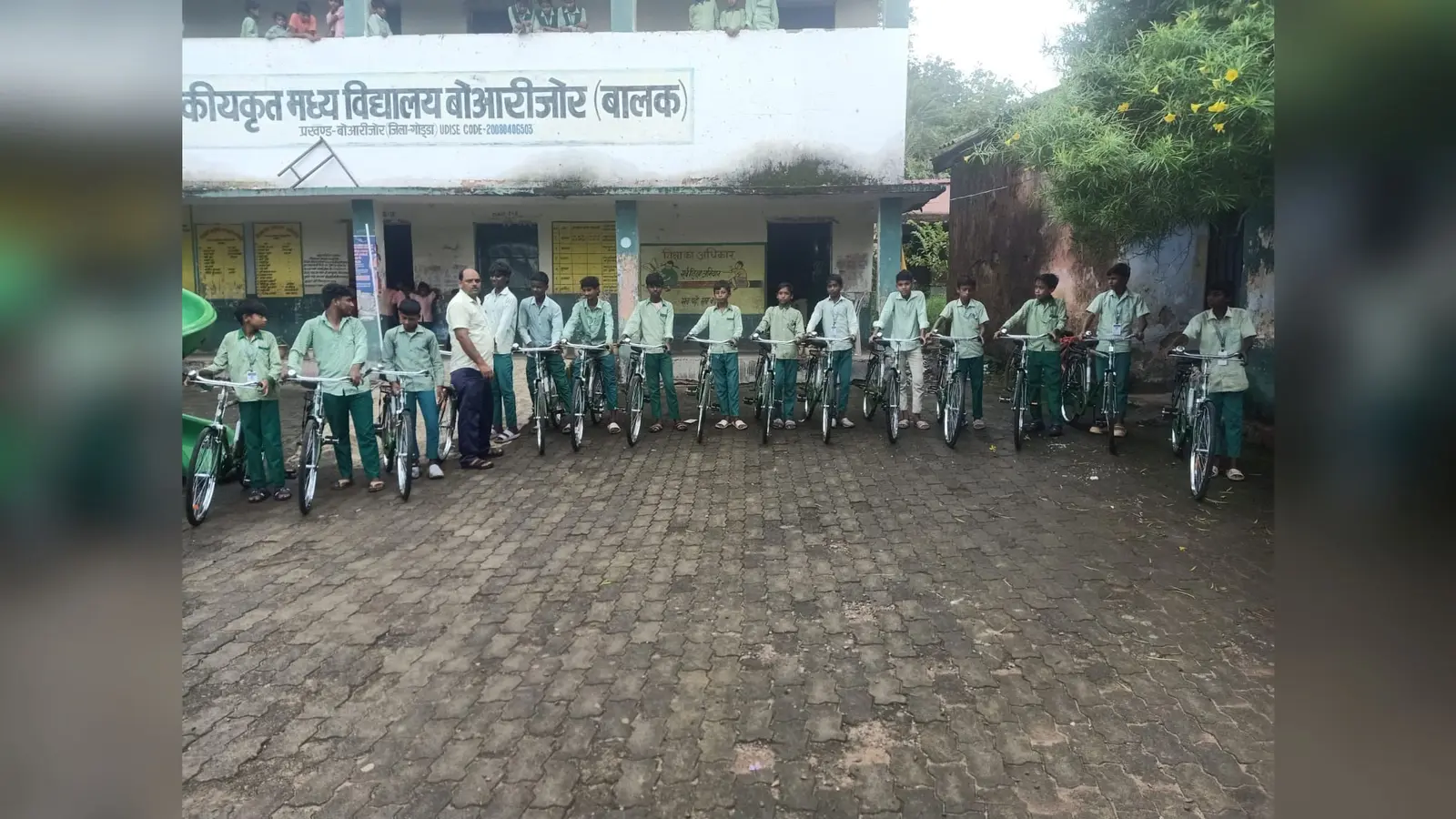 बोआरीजोर प्रखंड के 111 छात्र-छात्राओं को वितरित की गयी साइकिल