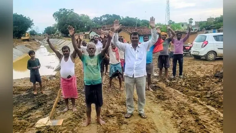 गंगटाकला में नहर और सड़क निर्माण में अनियमितता का आरोप, मुखिया व ग्रामीणों ने किया विरोध