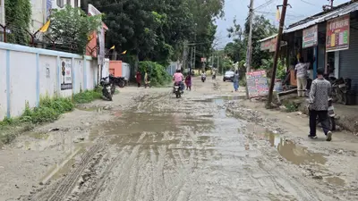 बारिश में बदहाल मधेपुरा में वार्ड 4 और 5, कीचड़ और जलजमाव से लोगों का चलना मुश्किल, सड़क निर्माण में देरी पर नगर प्रशासन घिरा