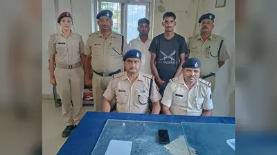 सीवान रेलवे स्टेशन पर चलती ट्रेन में मोबाइल झपटने वाला शातिर गिरफ्तार, चोरी का फोन खरीदने वाला दुकानदार भी दबोचा गया