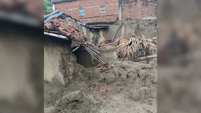 औरंगाबाद : मदनपुर के चमौथा गांव में बारिश का कहर, भरभराकर गिरा कच्चा मकान, परिवार बाल-बाल बचा