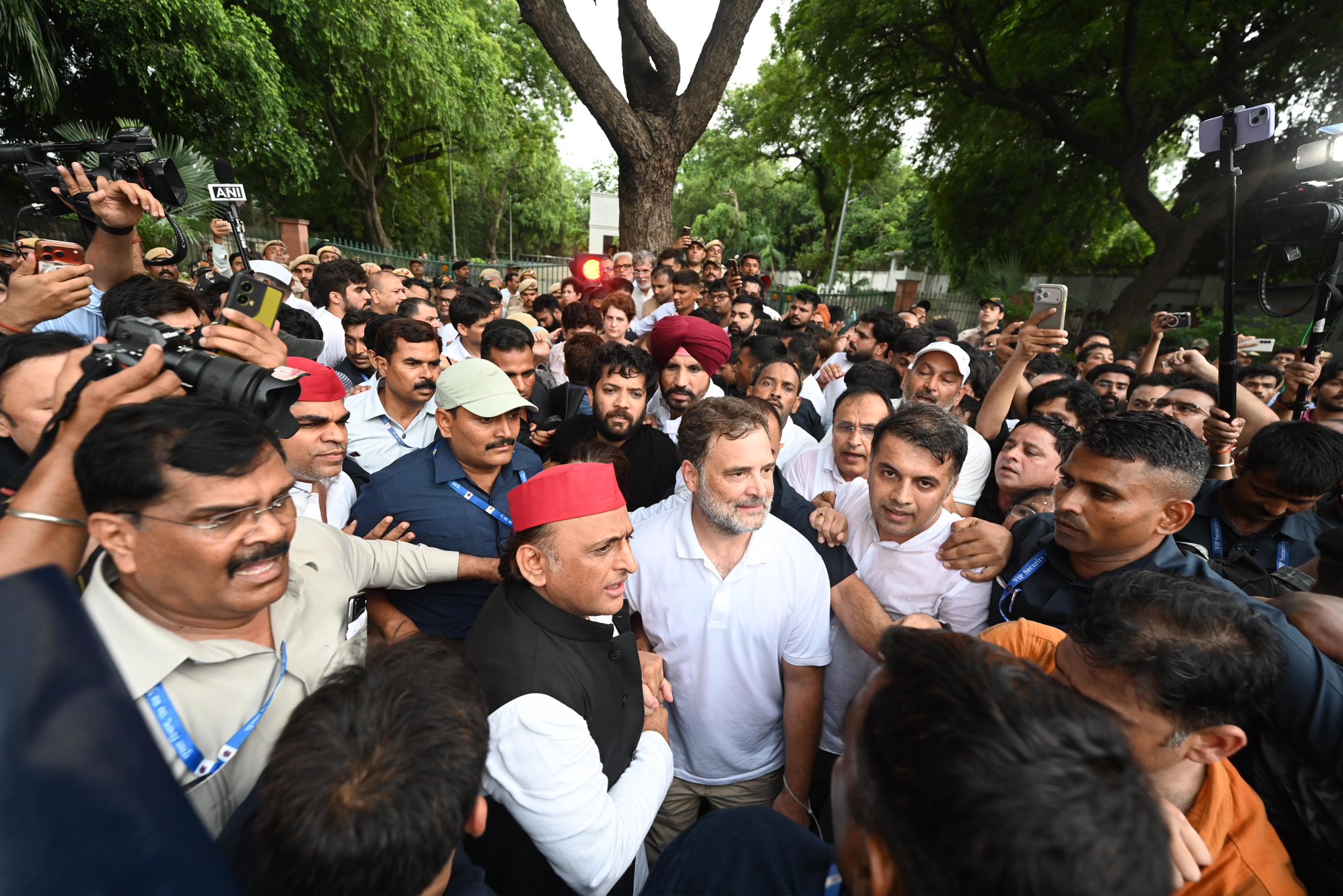 पुलिस का कड़ा घेरा और धक्का-मुक्की