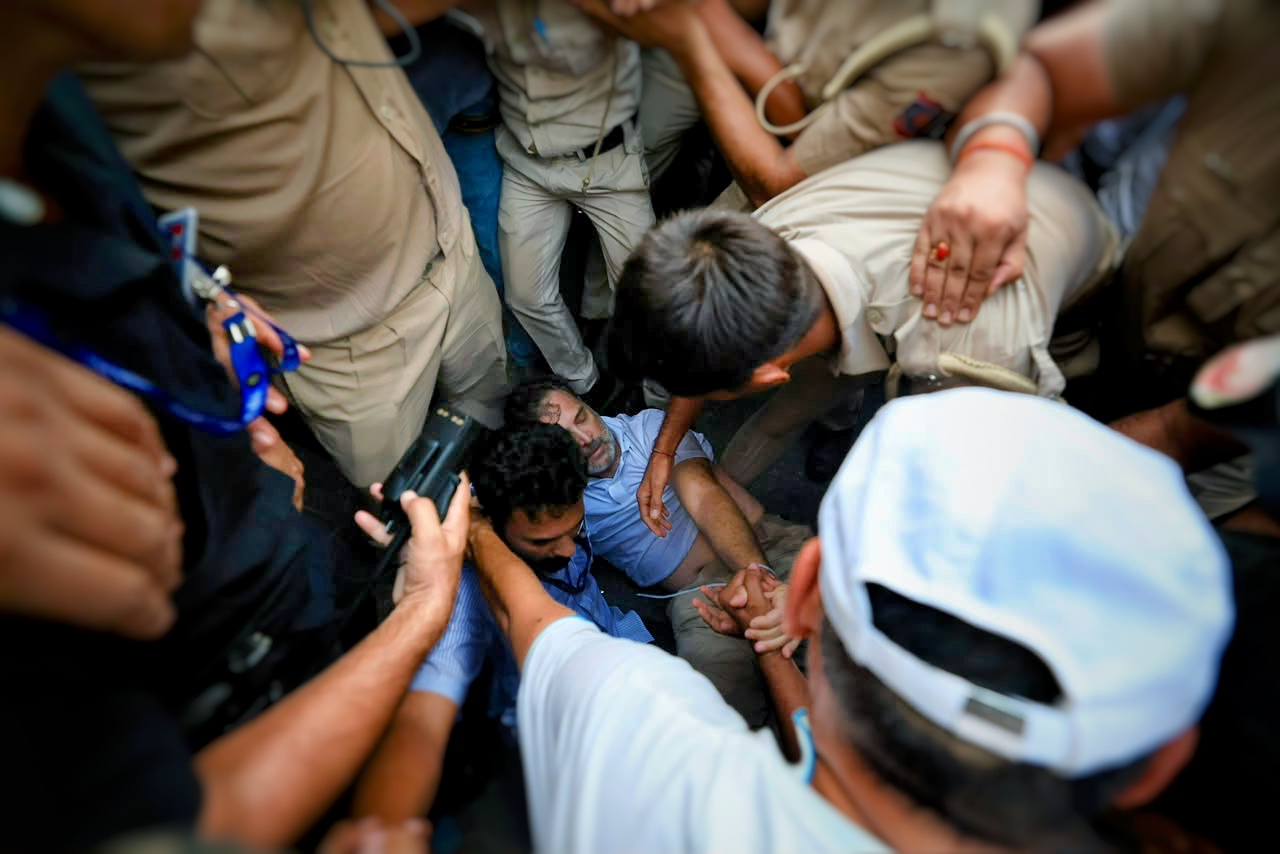 चेहरे पर निशान और देर रात रिहाई