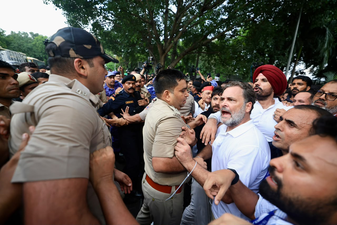 पेपर लीक विवाद पर गरमाई सियासत