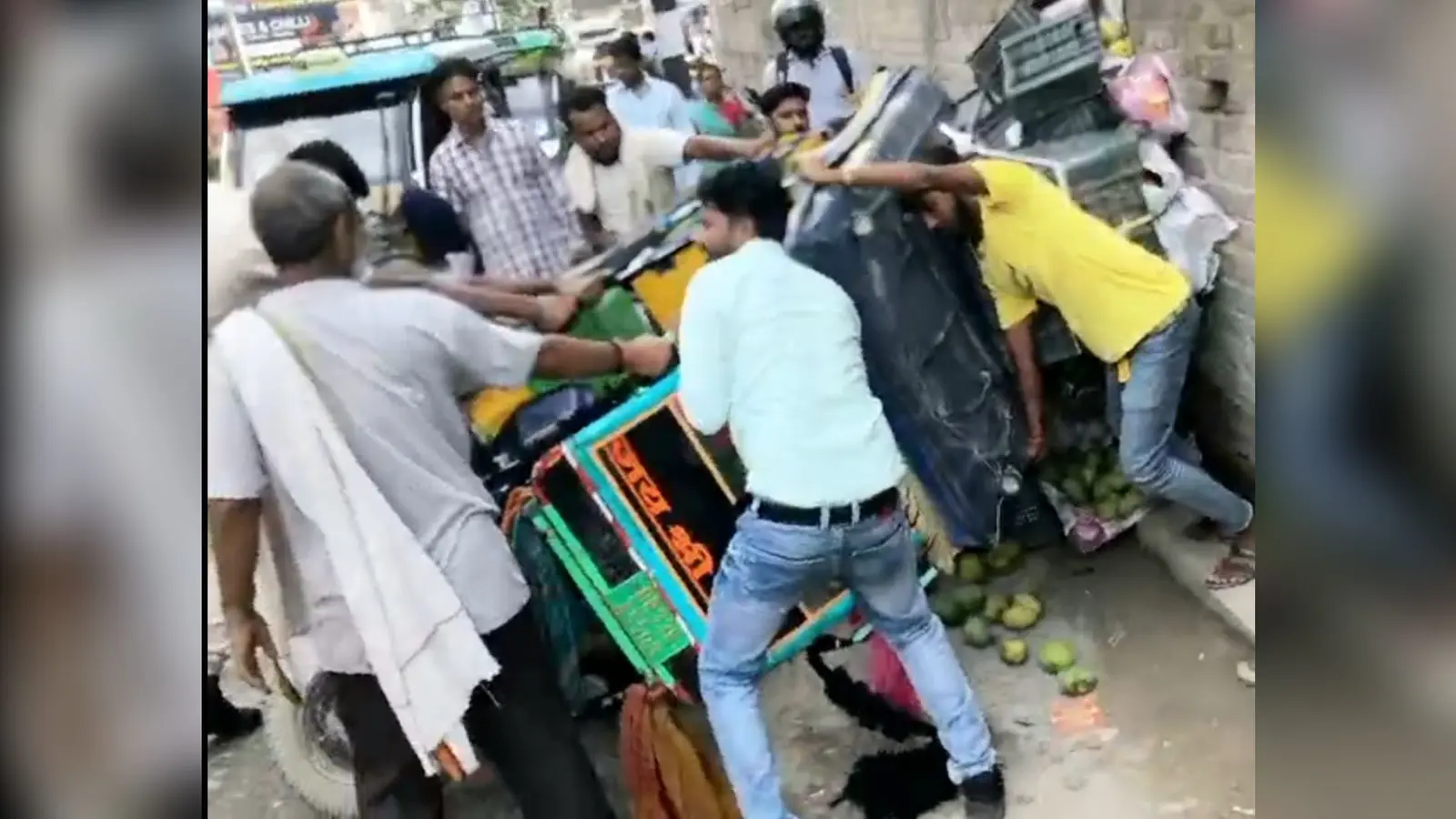 ताजपुर रोड पर ROB निर्माण बना खतरा, ई-रिक्शा पलटा, बड़ा हादसा टला