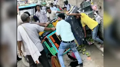 ताजपुर रोड पर ROB निर्माण बना खतरा, ई-रिक्शा पलटा, बड़ा हादसा टला