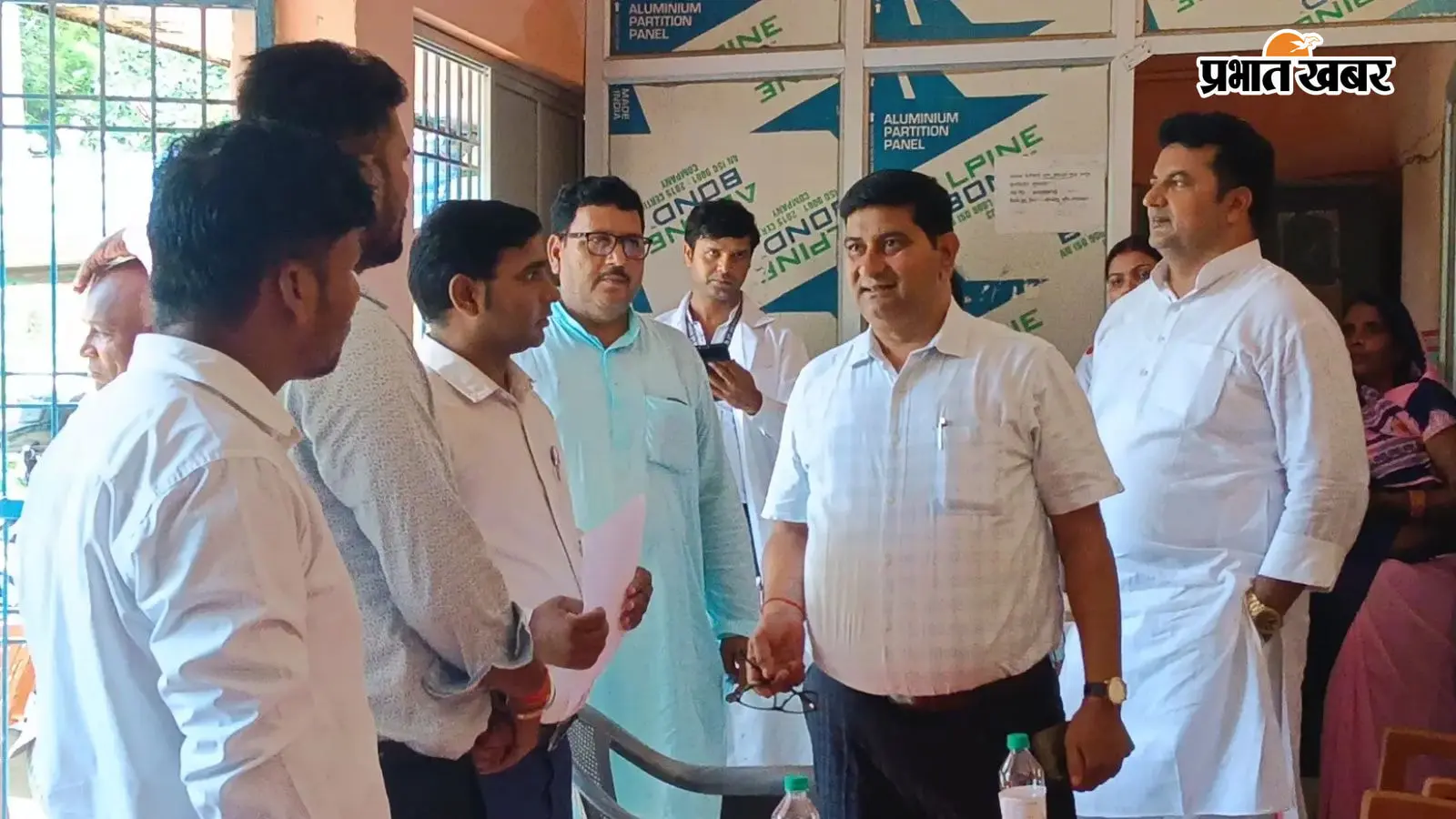 गोपालगंज: हाजिरी बनाकर सहयोग शिविर से गायब हुए 15 कर्मी, BDO ने मांगा जवाब, गिर सकती है गाज